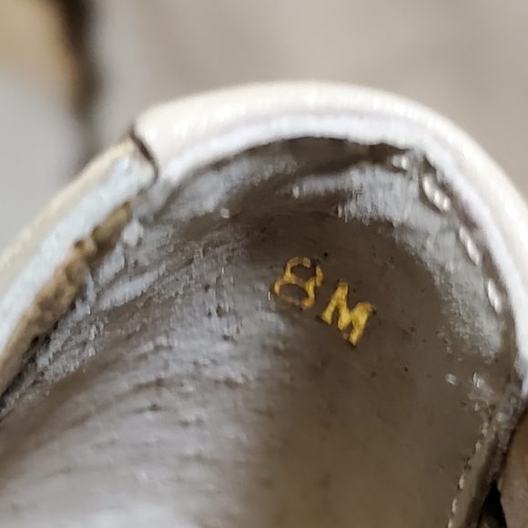 Neiman Marcus scalloped edge flats size 8M - Picture 12 of 14